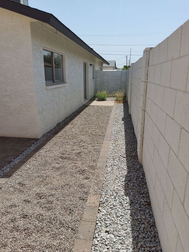 Building Photo - 5040 N 18th Ave
