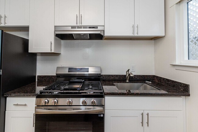 Building Photo - Fully Remodeled, Top Floor! On-site Laundry, New Stainless Appliances