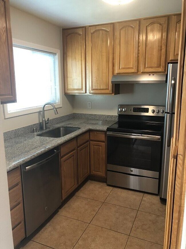 Building Photo - Remodeled Townhome in the Irvington neighborhood of Fremont - Beautiful from head to toe!