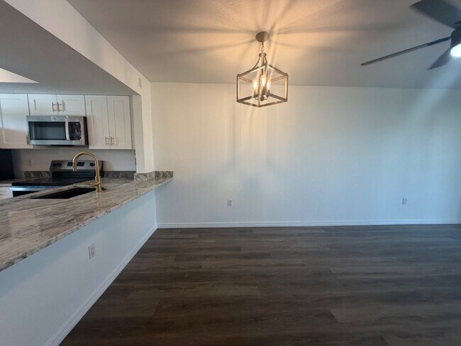 Building Photo - "Charming 2-Bed, 2-Bath Condo Retreat in Punta Gorda's Prime Location - 950 Sq Ft of Comfort!"
