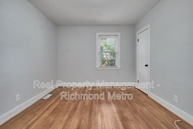 Building Photo - 7421 Dell Dr