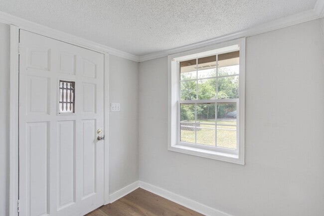 Building Photo - Modern Prime Location Near Park Circle