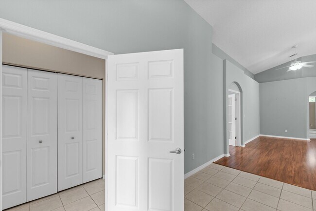 Building Photo - 800 Crestwood Dr