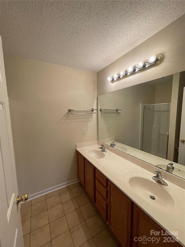 Building Photo - Spacious 2BR 2BA Townhome In Prime Location!