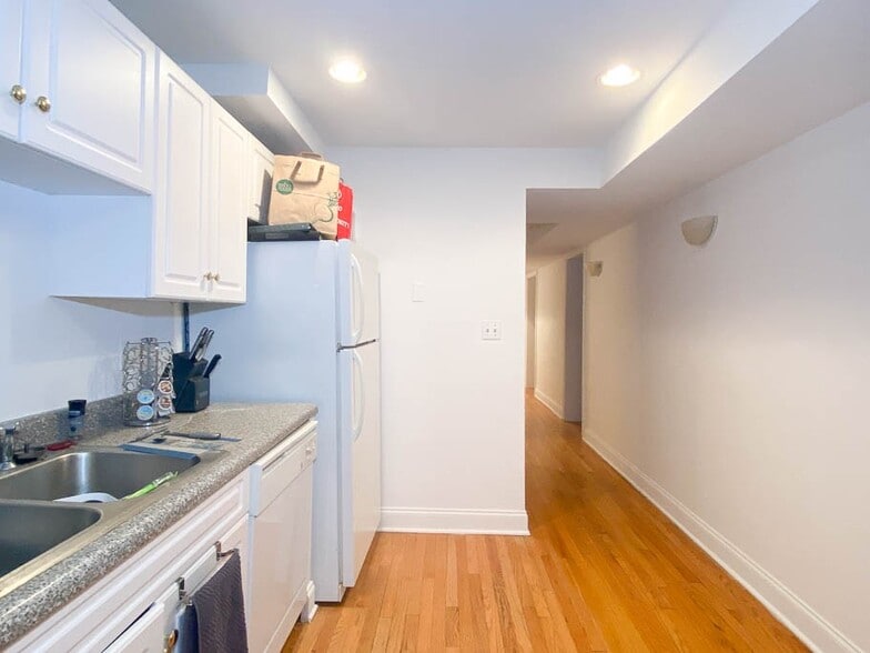 Building Photo - 922 W Addison St