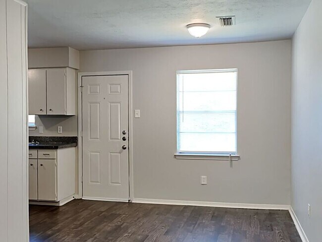 Building Photo - 833 Stanford Dr