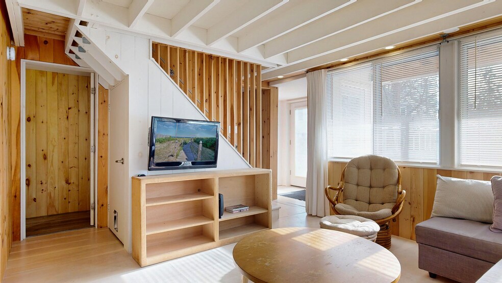 Building Photo - 42 Evergreen Ave