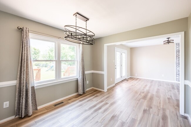 Building Photo - Large 4 Bedroom, 2.5 Bathroom Home in Mech...