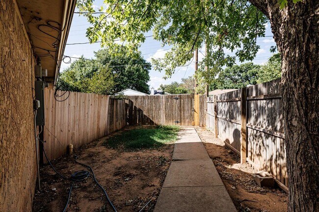 Building Photo - 6411 York Dr