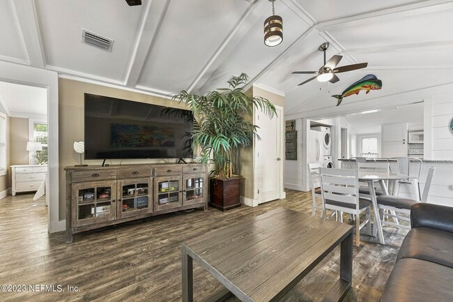 Building Photo - 187 19th St N