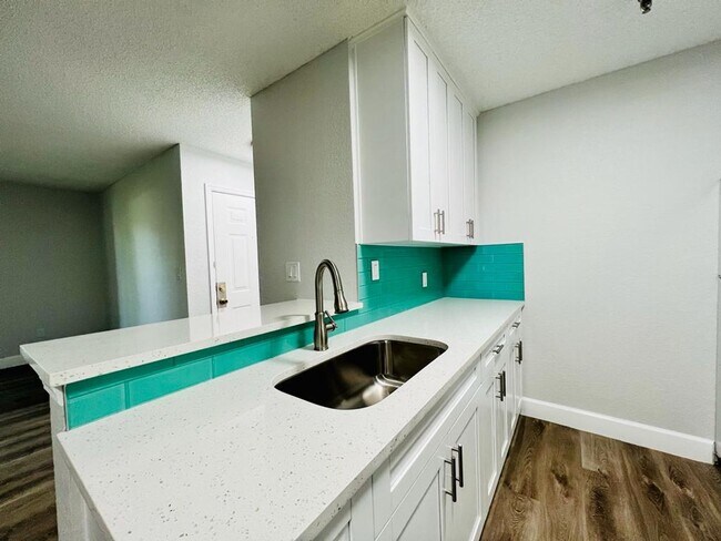 Building Photo - ? Charming 1/1 Condo in Resort-Style Community with Pool & Gym