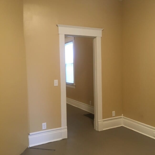 Building Photo - Large 3 bedroom one bath home