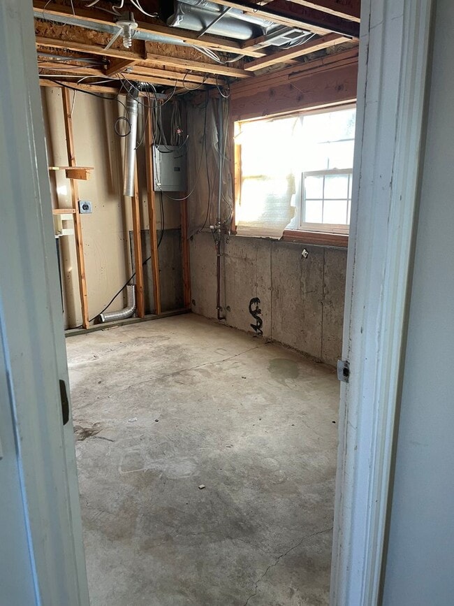 Building Photo - BEAUIFUL TOWNHOME!!!