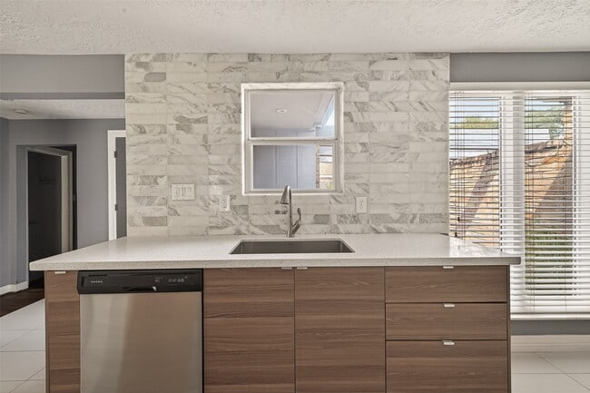 Building Photo - 2130 Round Lake Dr