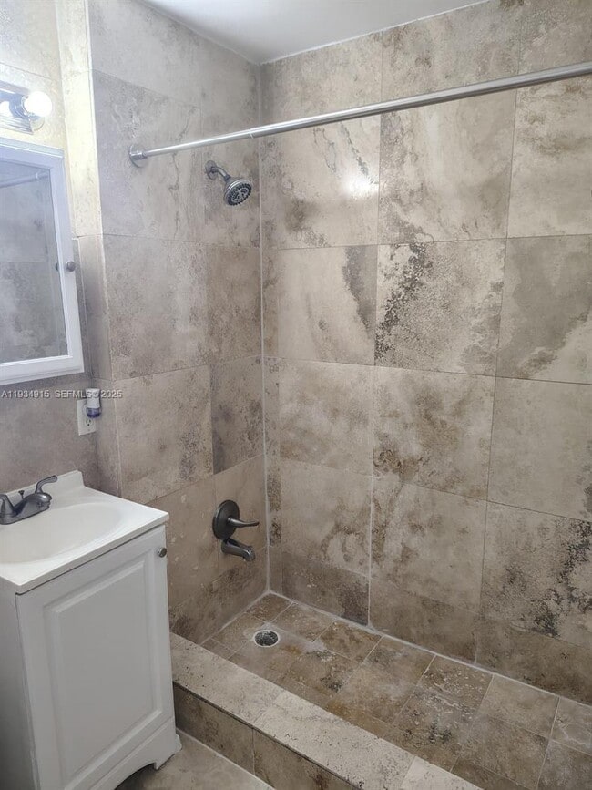 Building Photo - 6940 Bay Dr