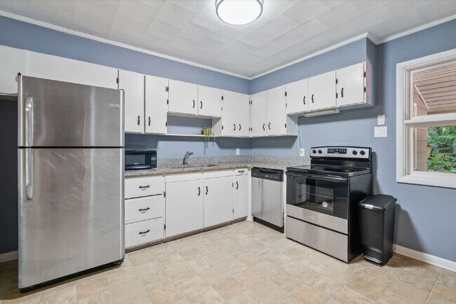 Building Photo - Charming 2-Bed Home with Hardwood Floors and Fenced in Yard