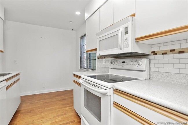 Building Photo - 202 Soundview Ave