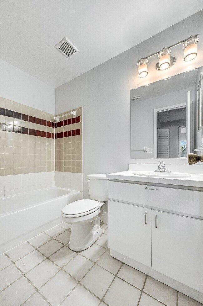 Building Photo - Centrally located 3 bedroom, 2 bathroom single family home