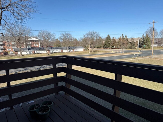 Building Photo - Low Maintenance Living - 2 Bedroom 2 Bathr...