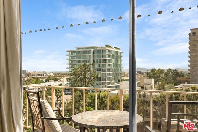 Building Photo - 100 S Doheny Dr
