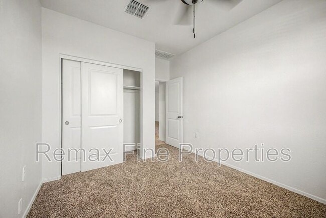 Building Photo - 1566 E Fletcher Dr