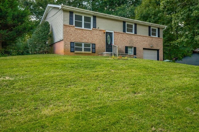 Building Photo - Spacious House in Hixson