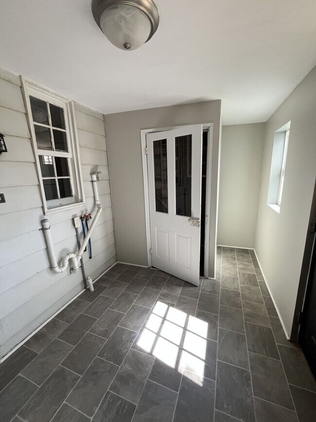 Building Photo - 236 E King St