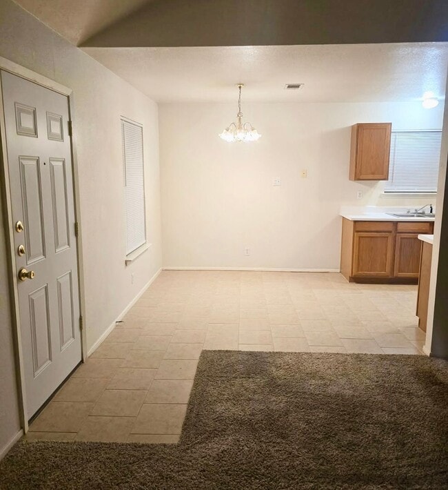 Building Photo - MOVE IN SPECIAL -  Rent Reduced! Fresh updates!