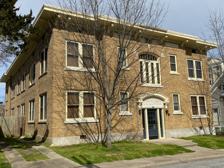 Building Photo - 616 E 7th St