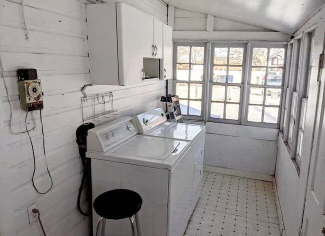 Building Photo - Single Family Home with Garage | Avail. Oc...