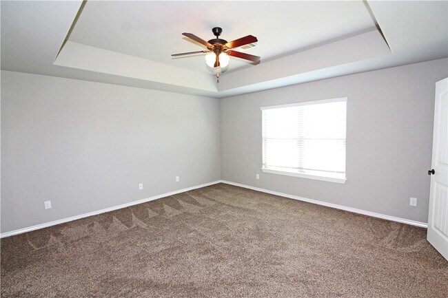 Building Photo - 902 SW Caprington St