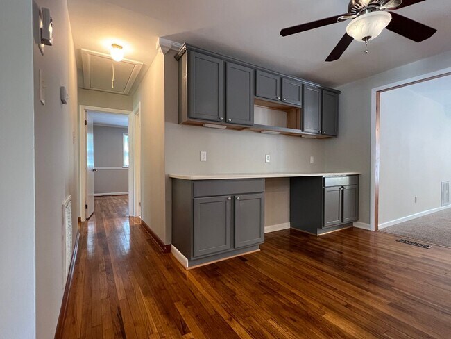 Building Photo - Great on Gardenview!