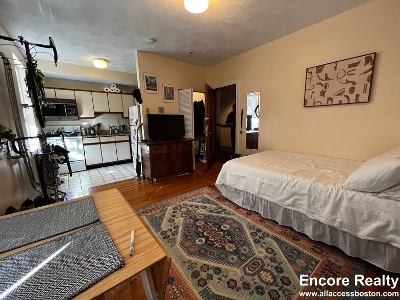 Building Photo - 92 Gordon St