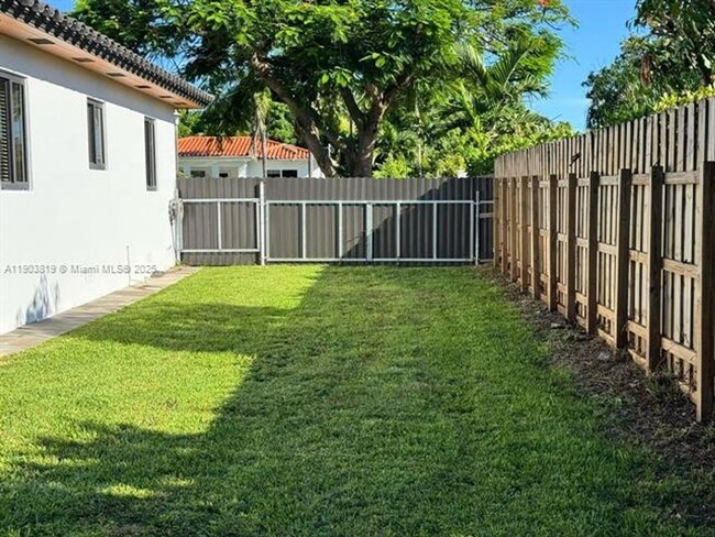 Building Photo - 2210 SW 25th St