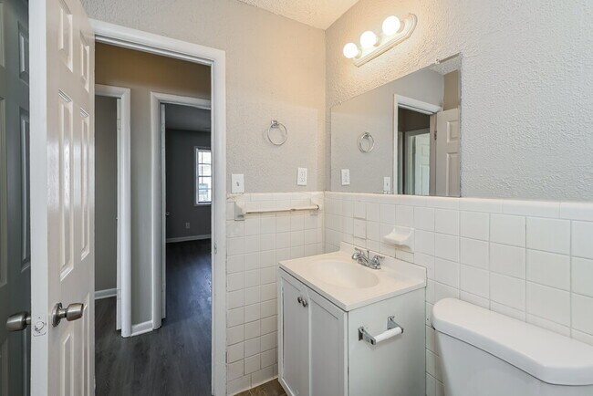 Building Photo - 645 Melrose Dr