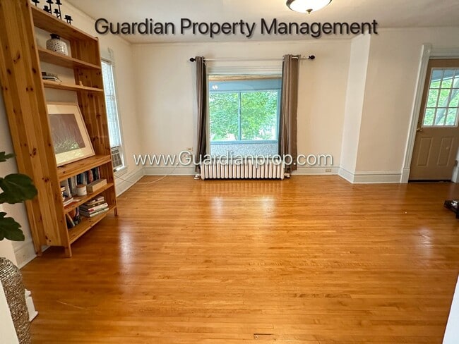 Building Photo - Linden Hills Upper Level Duplex, Sunroom, ...