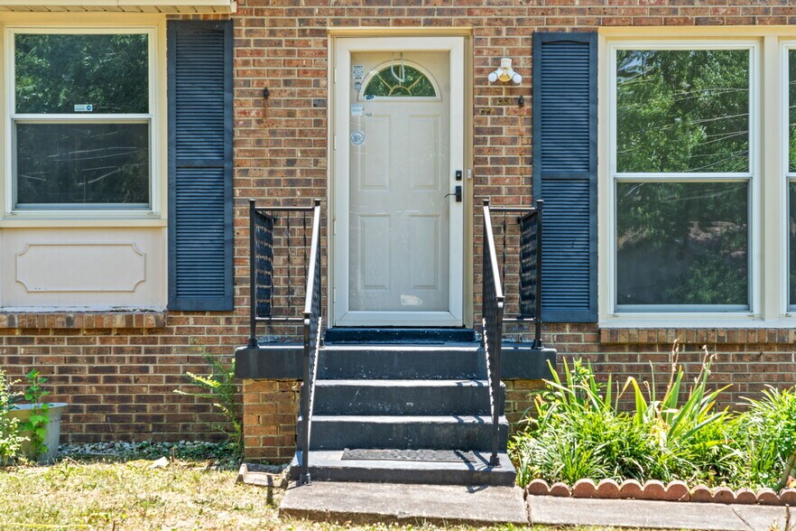 Building Photo - 208 Aster Dr