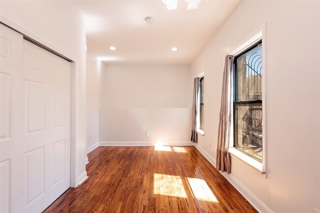 Building Photo - 356 Varick St