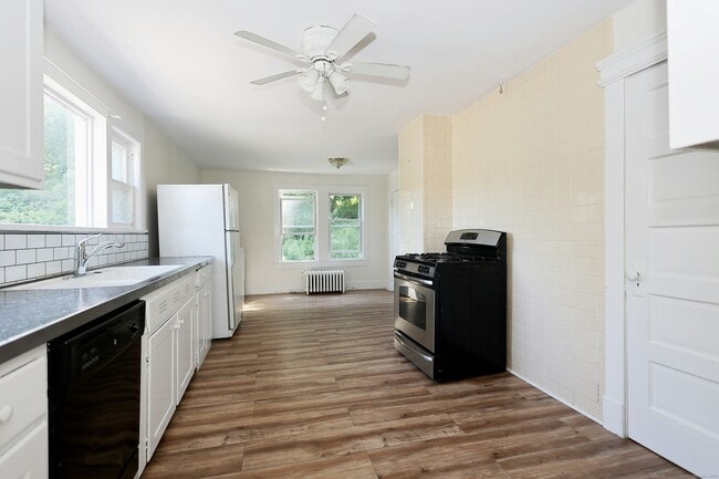 Building Photo - 54 W Branchville Rd