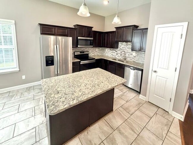 Building Photo - Now Leasing a 5-bedroom 3 bath home in Olive Branch. Available Now!