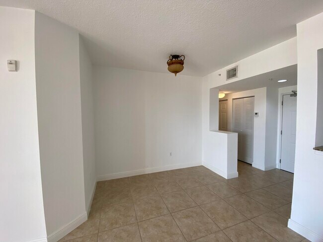 Building Photo - 511 Lucerne Ave