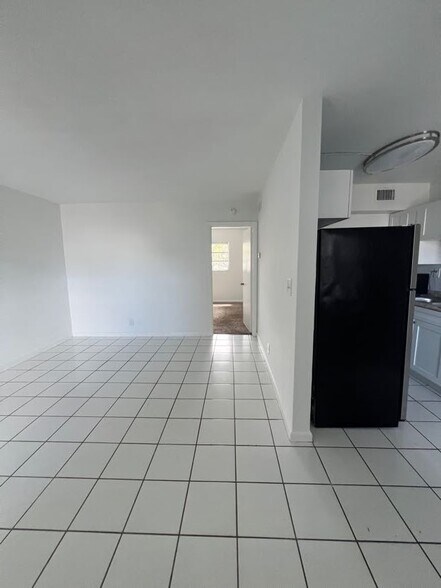 Building Photo - 374 Sunshine Dr