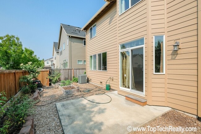 Building Photo - Stunning 4-BR + Den Home | Walk to 53rd Park | Close to Intel | Max & Shopping | Fenced Yard