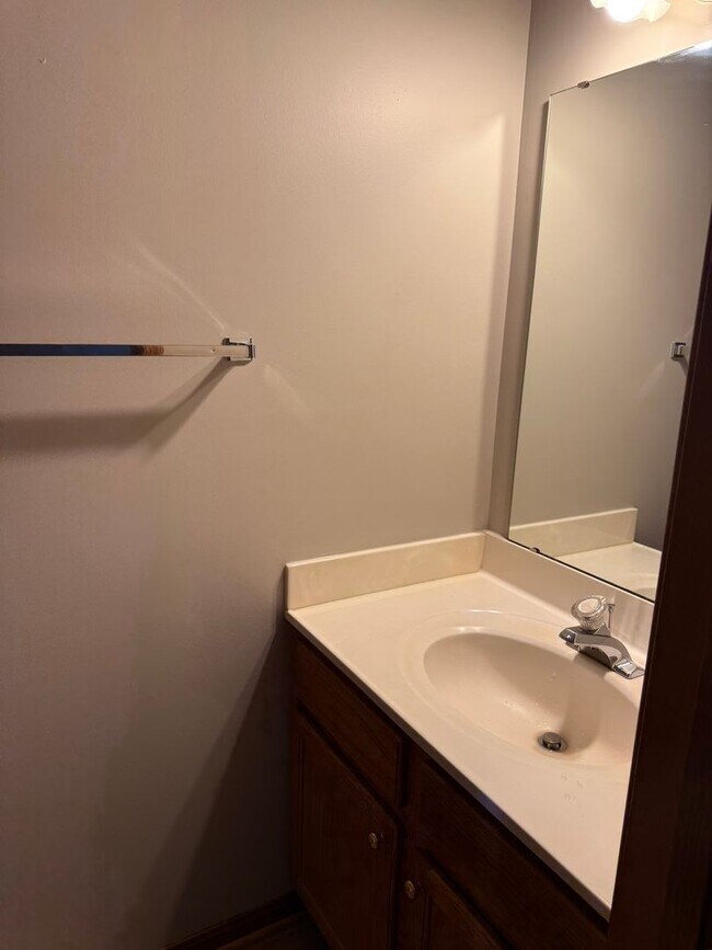 Building Photo - 1560 Buttercup Dr