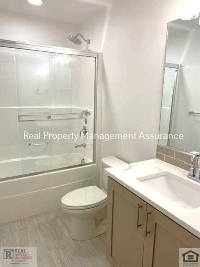 Building Photo - Modern 3 Bedroom Duplex With Garage!!