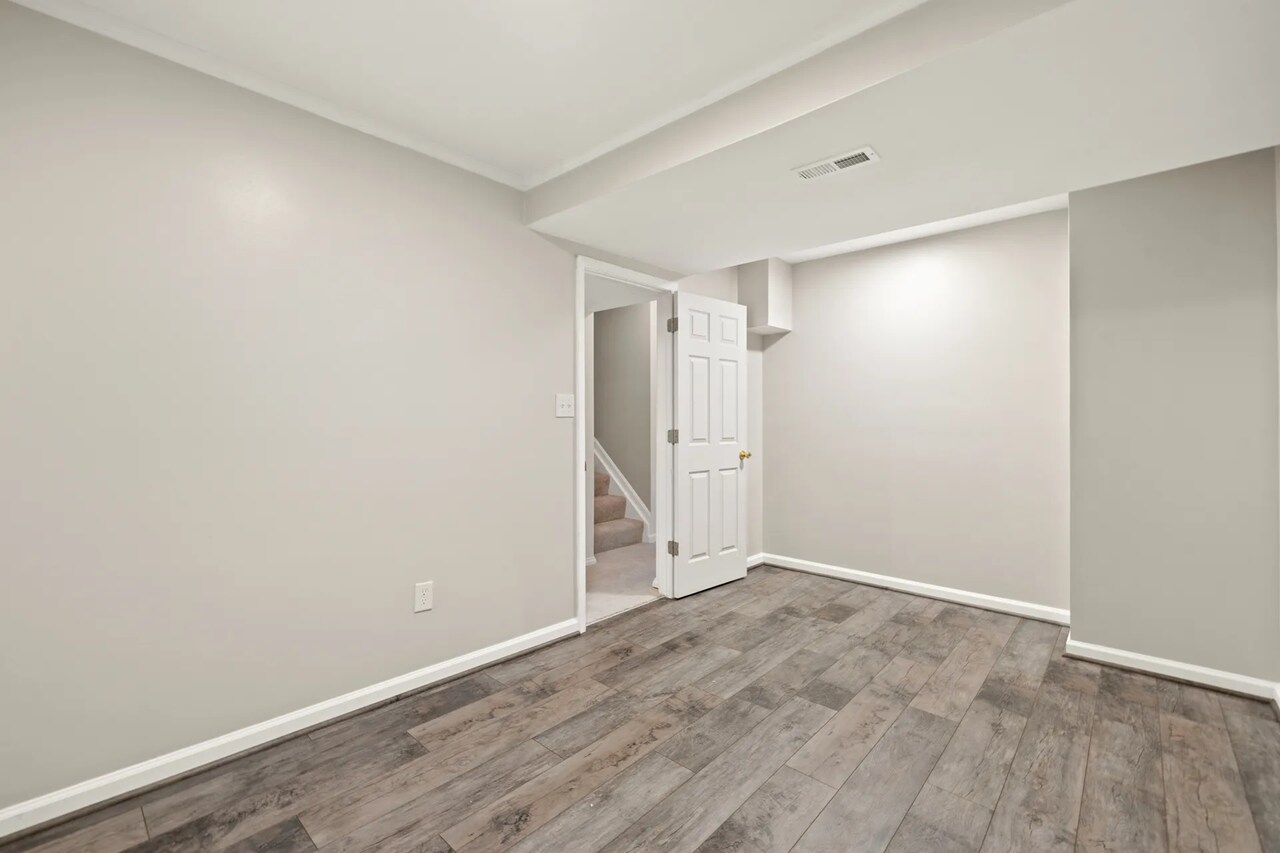 Building Photo - 45537 Lake Haven Ter