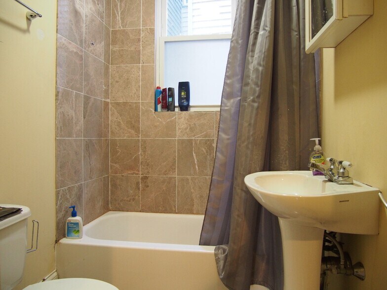 Building Photo - 731 Parker St