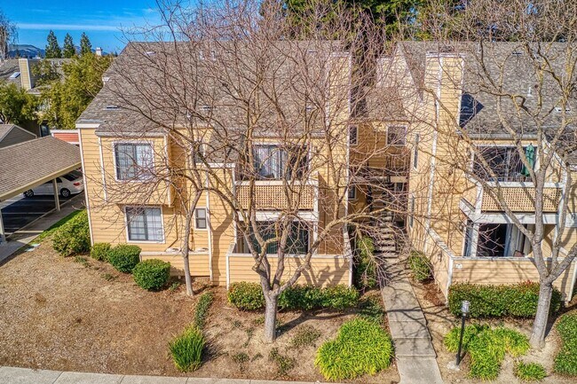 Building Photo - Updated 2 bed/2 bath Condo in Crestview Avaliable NOW!!! - $2,800/mo