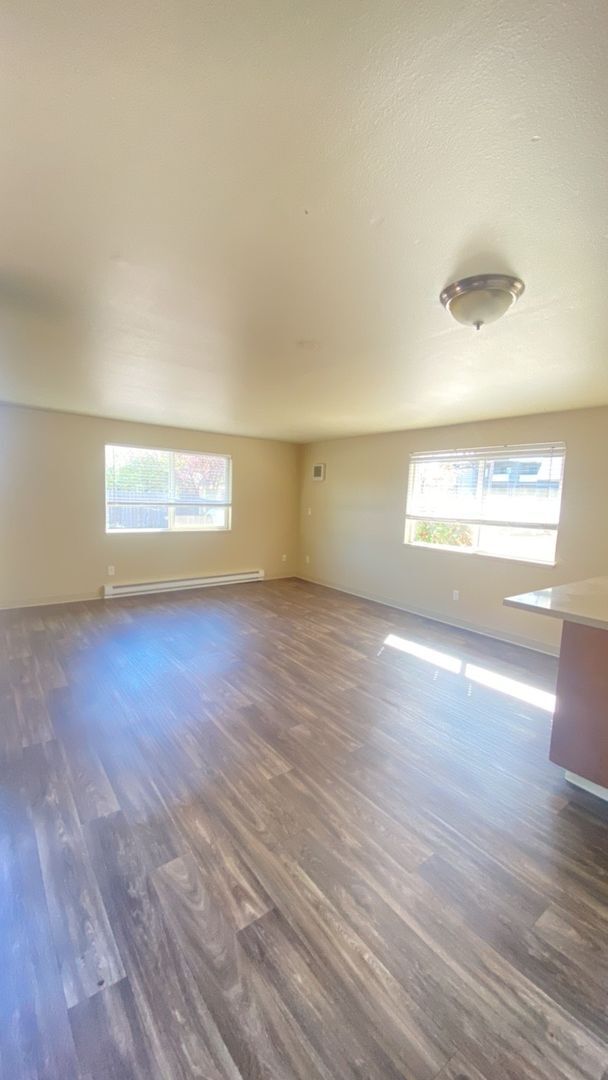 Building Photo - (526) Halpert Duplex - 4 Bedroom / 2 Bathroom