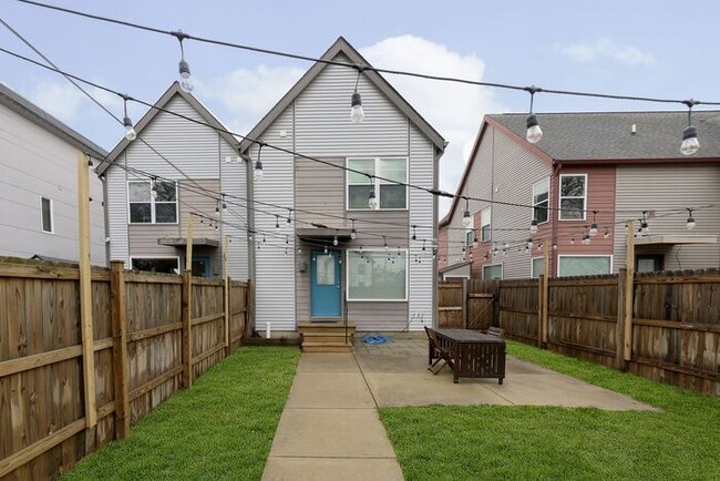 Building Photo - Lovely 3 Bedroom 2.5 Bath Townhome Steps From The Monon!